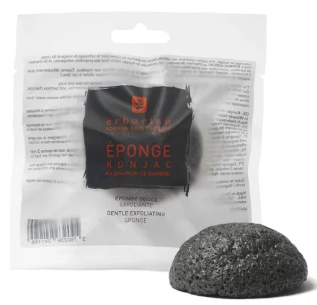 Sponzh konnyaku s bambukovym uglom Erborian Charcoal Konjac Sponge Sponzh obladayet ochishchayushchimi i matiruyushchimi svoystvami, takzhe stimuliruyet mikrotsirkulyatsiyu, ochishchayet pory i reguliruyet deyatel'nost' zhirovykh zhelez. Chernyy sponzh sd